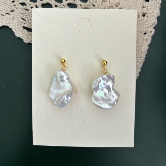 Iridescent baroque pearl earrings - Picture 5 of 6